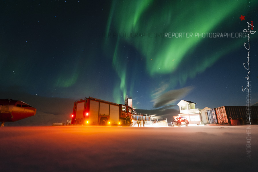 Camion de pompier sous une aurore boréale [Ref:3212-01-1624]