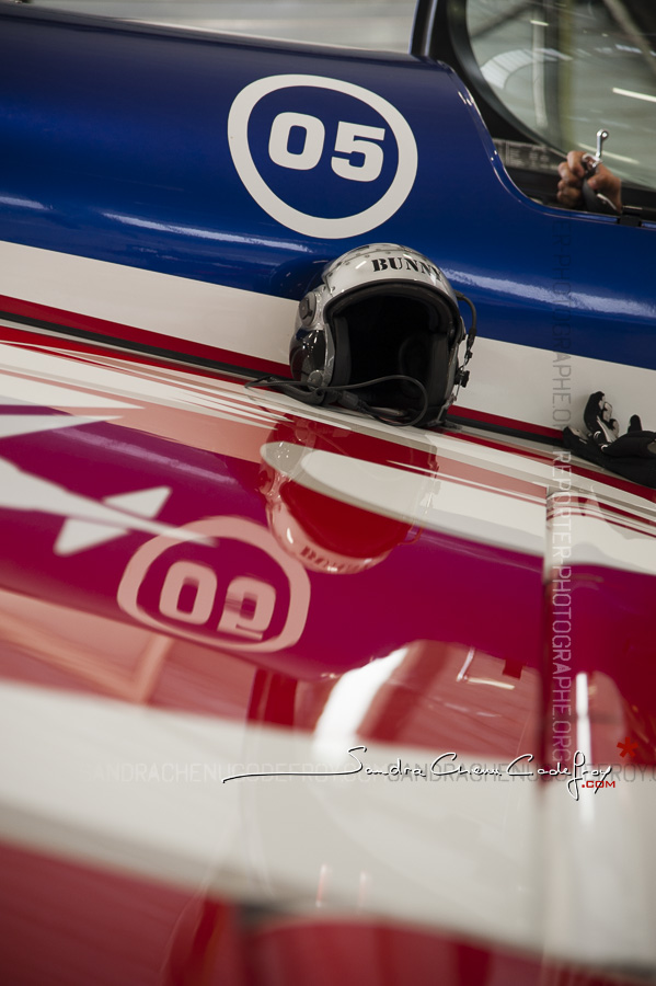 Casque de Bunny et son reflet sur l’aile de son Extra [Ref:3512-15-0626]