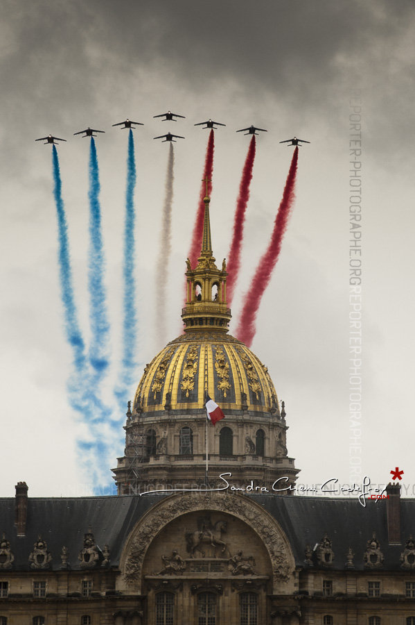 Patrouille de France au dessus des Invalides [Ref:4512-10-0364]