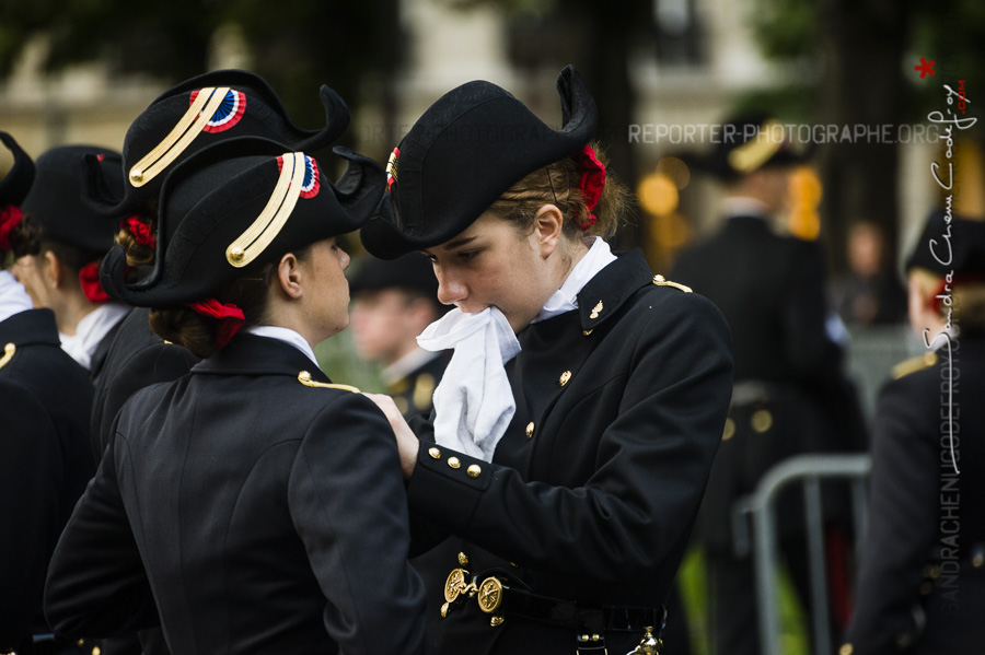 Entraide de deux polytechniciennes lors du 14 juillet [Ref:4514-10-0043]