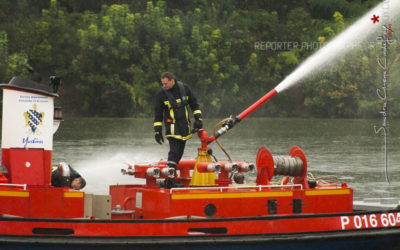 Sapeur pompier à bord du bateau-pompe des Yvelines [Ref:1012-13-0387]
