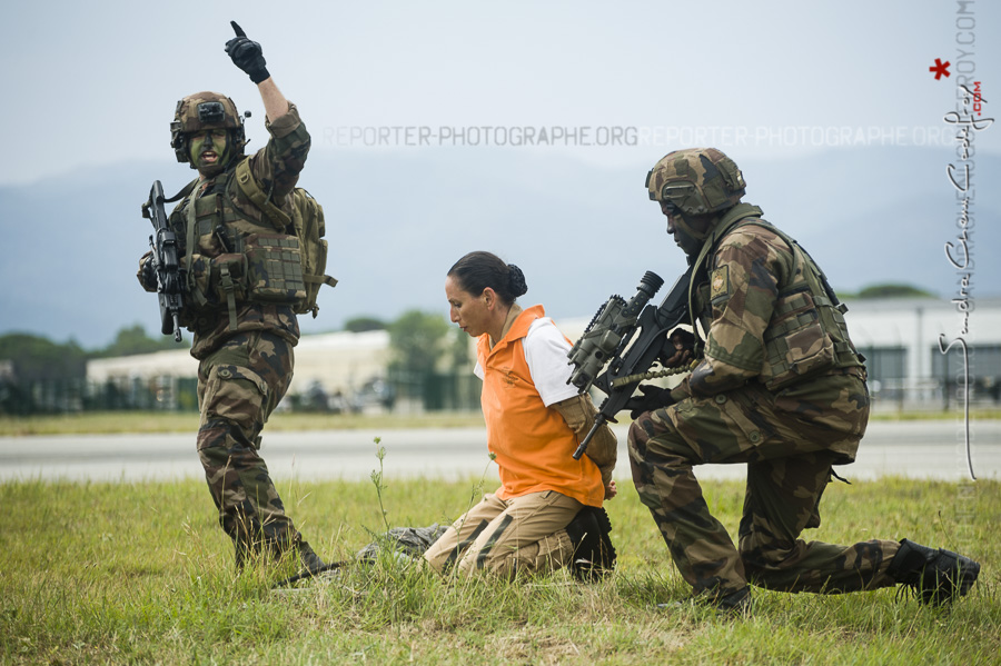 Evacuation d’un otage par des soldats français [Ref:3214-09-0826]
