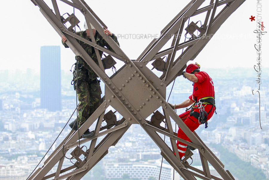 Ascension de la tour Eiffel par le GREP et le GIGN [Ref:1108-14-0597]