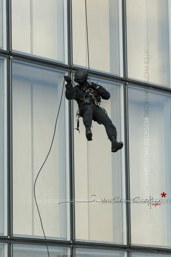 Descente en rappel d’un policier de la BRI [Ref:1115-09-0143]