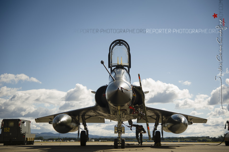 Mécanicien vérifiant un Mirage 2000 [Ref:3513-08-1124]
