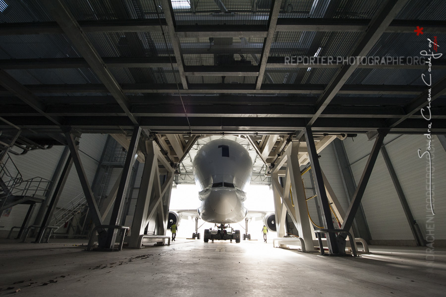 Airbus Beluga sortant de son hangar [Ref:3513-19-0494]