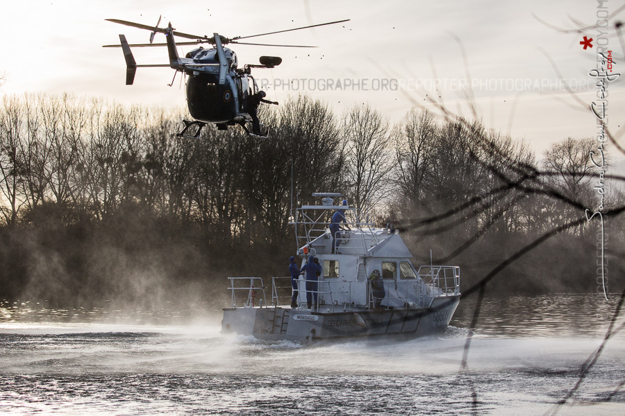 Hélitreuillage en Seine par un EC145 [Ref:1315-22-0096]