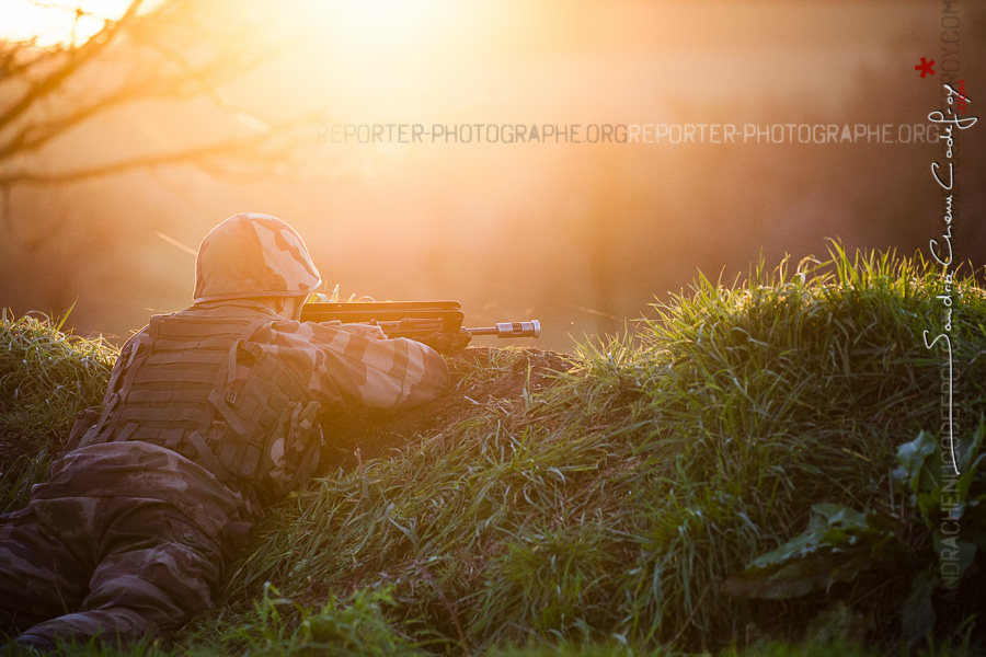 Élève officier en appui au coucher de soleil [Ref:4116-01-0435]