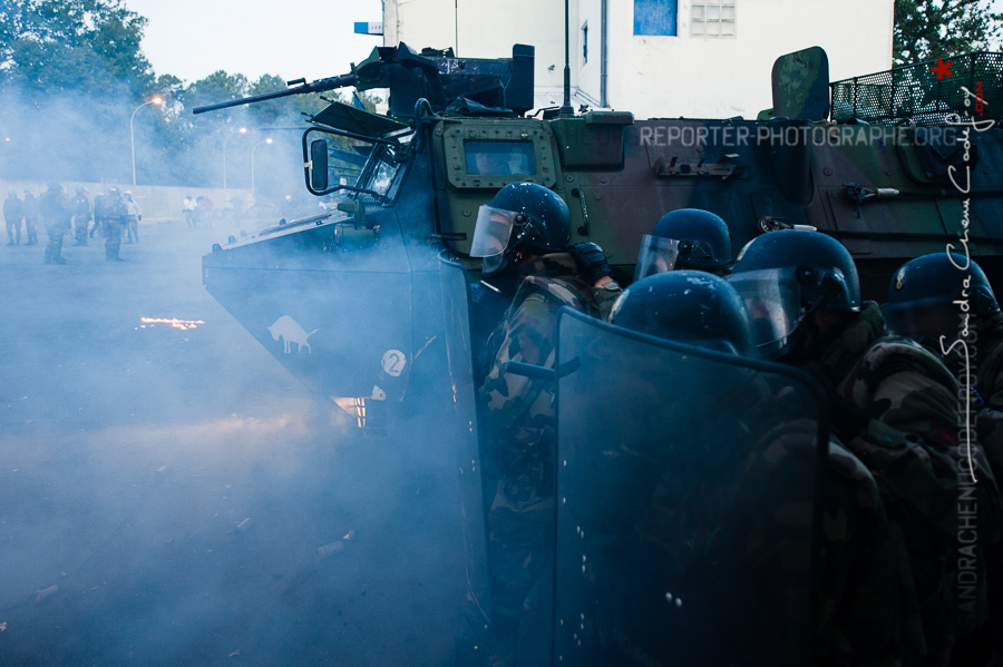 Soldats du 126e RI et VAB au CNEFG [Ref:1410-22-0070]