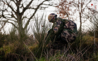 Elève officier vérifiant son chargeur de FAMAS [Ref:4116-01-0387]