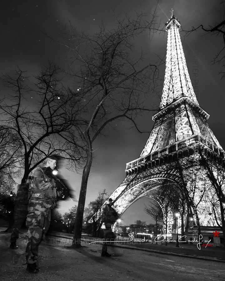Patrouille Sentinelle de nuit au pied de la Tour Eiffel [Ref:4116-04-0280]