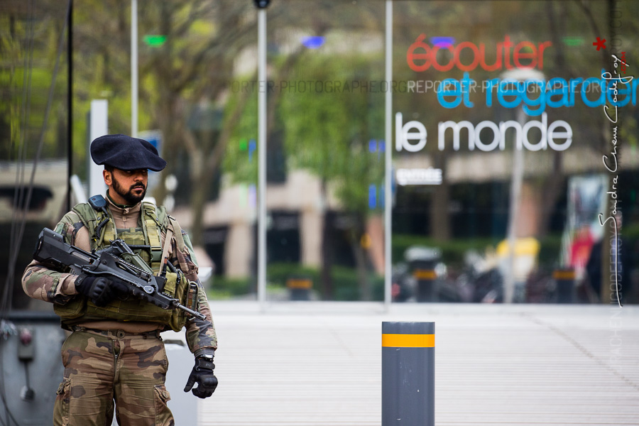 Sentinelle en poste devant Radio France International [Ref:4116-06-0276]