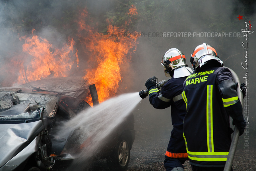 Binôme de sapeurs-pompiers de la Marne travaillant sur un véhicule en feu [Ref:2116-13-0289]