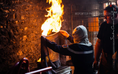 Jeune sapeur-pompier éteignant un feu de friteuse [Ref:2116-13-0204]