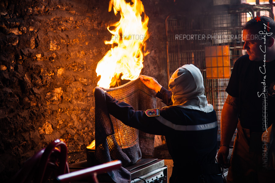 Jeune sapeur-pompier éteignant un feu de friteuse [Ref:2116-13-0204]