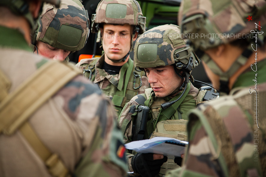 Sergent du 3ème RPIMA au briefing [Ref:4316-14-1080]