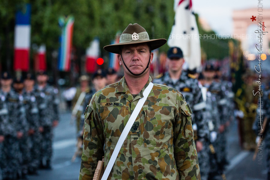 Soldat australien sur les Champs Elysées [Ref:4516-22-0971]