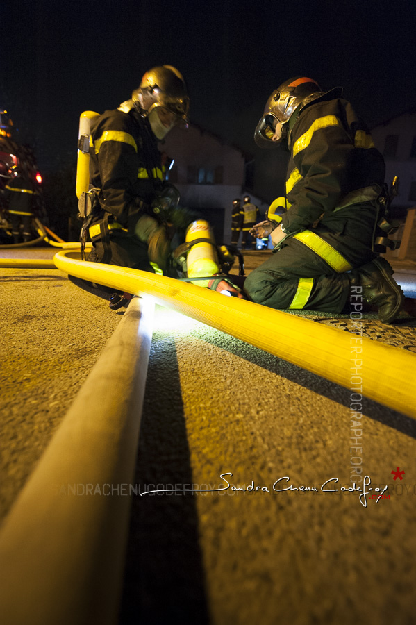 Binôme de pompiers changeant une bouteille d'ARI [Ref:2110-03-2271]