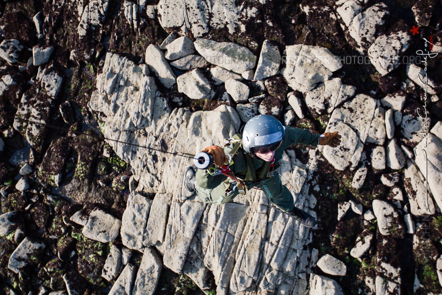 Treuillage d'un plongeur dans les rochers [Ref:3216-16-0449]