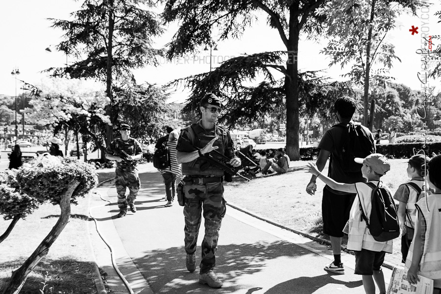 Patrouille Sentinelle dans les jardins du Trocadéro [Ref:4116-30-0287]