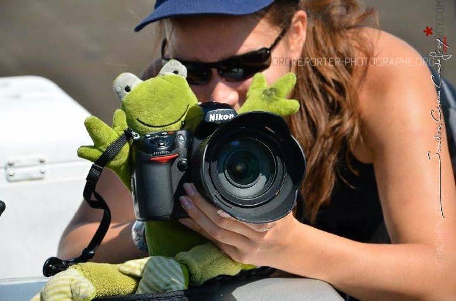 Photo en action de Sandra Chenu Godefroy avec la grenouille Big Frog