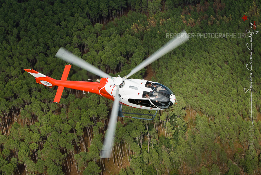 Hélicoptère EC-120 NHE survolant la forêt