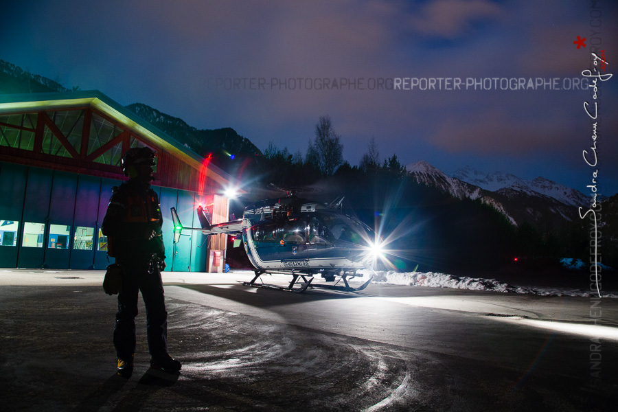 Choucas 73 et secouriste du PGHM de nuit sur la DZ de Modane [Ref:2317-06-0100]