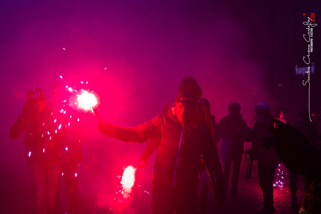 Manifestant avancant un feu de bengale à la main [Ref: 1419-27-0769]