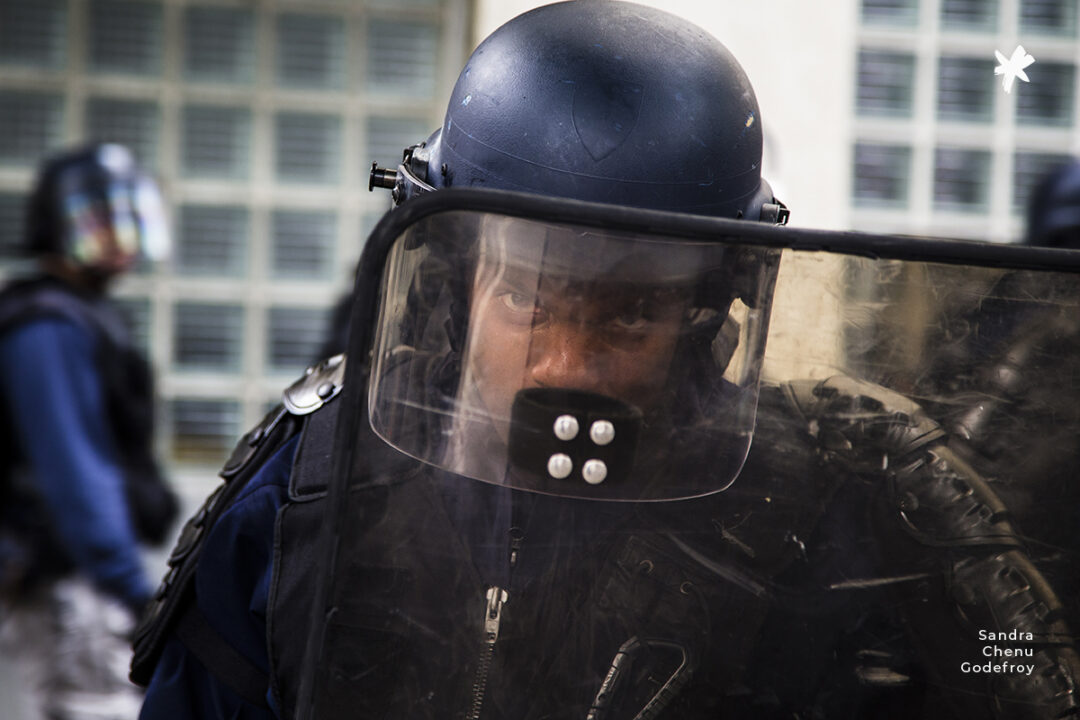 « Comment fais-tu pour être identifiée par les flics en manif et qu’ils ne te tapent pas dessus? »